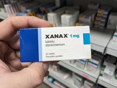 Prag, Çek Cumhuriyeti - 10 Temmuz 2024: PFIZER tarafından kullanılan XANAX kutu dolusu ALPRAZOLAM aktif madde, anksiyete ve panik bozukluğunun tedavisinde kullanıldı.