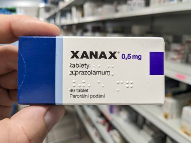 Prag, Çek Cumhuriyeti - 10 Temmuz 2024: PFIZER tarafından kullanılan XANAX kutu dolusu ALPRAZOLAM aktif madde, anksiyete ve panik bozukluğunun tedavisinde kullanıldı.