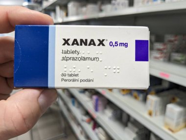 Prag, Çek Cumhuriyeti - 10 Temmuz 2024: PFIZER tarafından kullanılan XANAX kutu dolusu ALPRAZOLAM aktif madde, anksiyete ve panik bozukluğunun tedavisinde kullanıldı.