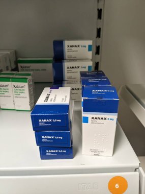 Prag, Çek Cumhuriyeti - 10 Temmuz 2024: PFIZER tarafından kullanılan XANAX kutu dolusu ALPRAZOLAM aktif madde, anksiyete ve panik bozukluğunun tedavisinde kullanıldı.