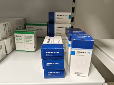 Prag, Çek Cumhuriyeti - 10 Temmuz 2024: PFIZER tarafından kullanılan XANAX kutu dolusu ALPRAZOLAM aktif madde, anksiyete ve panik bozukluğunun tedavisinde kullanıldı.