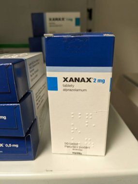 Prag, Çek Cumhuriyeti - 10 Temmuz 2024: PFIZER tarafından kullanılan XANAX kutu dolusu ALPRAZOLAM aktif madde, anksiyete ve panik bozukluğunun tedavisinde kullanıldı.