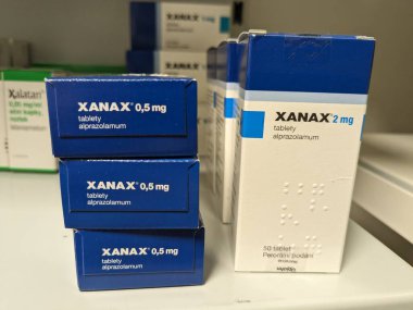 Prag, Çek Cumhuriyeti - 10 Temmuz 2024: PFIZER tarafından kullanılan XANAX kutu dolusu ALPRAZOLAM aktif madde, anksiyete ve panik bozukluğunun tedavisinde kullanıldı.
