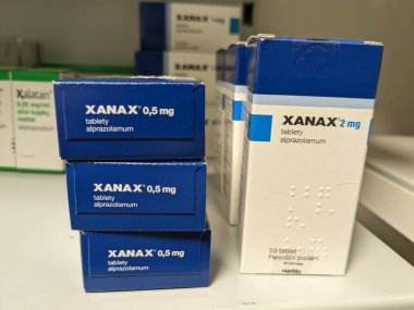 Prag, Çek Cumhuriyeti - 10 Temmuz 2024: PFIZER tarafından kullanılan XANAX kutu dolusu ALPRAZOLAM aktif madde, anksiyete ve panik bozukluğunun tedavisinde kullanıldı.