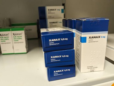 Prag, Çek Cumhuriyeti - 10 Temmuz 2024: PFIZER tarafından kullanılan XANAX kutu dolusu ALPRAZOLAM aktif madde, anksiyete ve panik bozukluğunun tedavisinde kullanıldı.