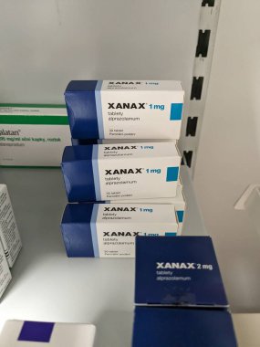 Prag, Çek Cumhuriyeti - 10 Temmuz 2024: PFIZER tarafından kullanılan XANAX kutu dolusu ALPRAZOLAM aktif madde, anksiyete ve panik bozukluğunun tedavisinde kullanıldı.