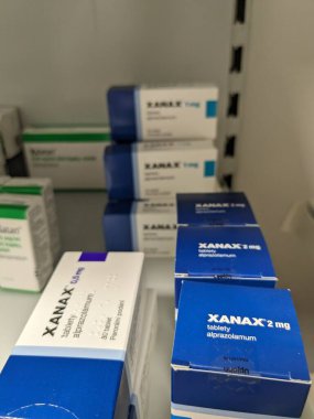 Prag, Çek Cumhuriyeti - 10 Temmuz 2024: PFIZER tarafından kullanılan XANAX kutu dolusu ALPRAZOLAM aktif madde, anksiyete ve panik bozukluğunun tedavisinde kullanıldı.