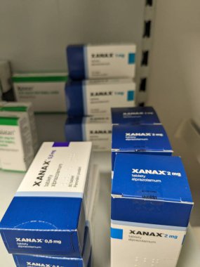 Prag, Çek Cumhuriyeti - 10 Temmuz 2024: PFIZER tarafından kullanılan XANAX kutu dolusu ALPRAZOLAM aktif madde, anksiyete ve panik bozukluğunun tedavisinde kullanıldı.