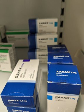 Prag, Çek Cumhuriyeti - 10 Temmuz 2024: PFIZER tarafından kullanılan XANAX kutu dolusu ALPRAZOLAM aktif madde, anksiyete ve panik bozukluğunun tedavisinde kullanıldı.