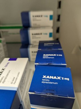 Prag, Çek Cumhuriyeti - 10 Temmuz 2024: PFIZER tarafından kullanılan XANAX kutu dolusu ALPRAZOLAM aktif madde, anksiyete ve panik bozukluğunun tedavisinde kullanıldı.