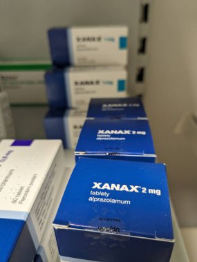 Prag, Çek Cumhuriyeti - 10 Temmuz 2024: PFIZER tarafından kullanılan XANAX kutu dolusu ALPRAZOLAM aktif madde, anksiyete ve panik bozukluğunun tedavisinde kullanıldı.