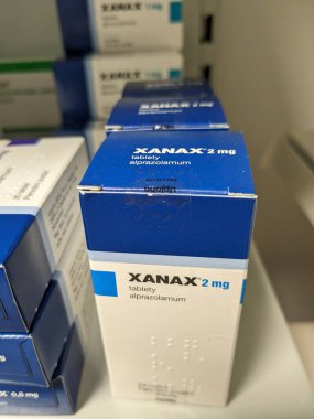 Prag, Çek Cumhuriyeti - 10 Temmuz 2024: PFIZER tarafından kullanılan XANAX kutu dolusu ALPRAZOLAM aktif madde, anksiyete ve panik bozukluğunun tedavisinde kullanıldı.