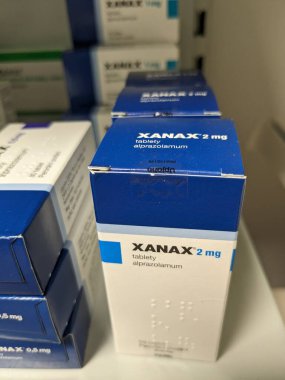 Prag, Çek Cumhuriyeti - 10 Temmuz 2024: PFIZER tarafından kullanılan XANAX kutu dolusu ALPRAZOLAM aktif madde, anksiyete ve panik bozukluğunun tedavisinde kullanıldı.