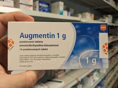 Prag, Çek Cumhuriyeti - 10 Temmuz 2024: AMOXICILLIN ile AUGMENTIN ilaç kutusu ve GLAXOSMITHKLINE tarafından kullanılan CLAVULANIC aktif maddeler.
