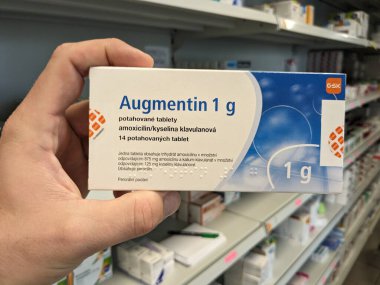 Prag, Çek Cumhuriyeti - 10 Temmuz 2024: AMOXICILLIN ile AUGMENTIN ilaç kutusu ve GLAXOSMITHKLINE tarafından kullanılan CLAVULANIC aktif maddeler.