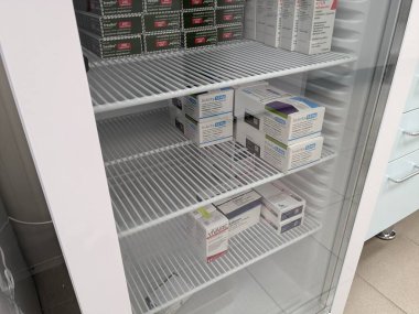 Prag, Çek Cumhuriyeti - 10 Temmuz 2024: Tip 2 diyabet ve kan şekeri kontrolünde kullanılan DULAGLUTIDE aktif maddesi ile TRULICITY ilaç kutusu.