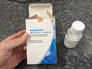 Prag, Çek Cumhuriyeti - 10 Temmuz 2024: AMOXICILLIN ile AUGMENTIN ilaç kutusu ve GLAXOSMITHKLINE tarafından kullanılan CLAVULANIC aktif maddeler.