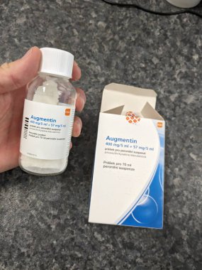 Prag, Çek Cumhuriyeti - 10 Temmuz 2024: AMOXICILLIN ile AUGMENTIN ilaç kutusu ve GLAXOSMITHKLINE tarafından kullanılan CLAVULANIC aktif maddeler.
