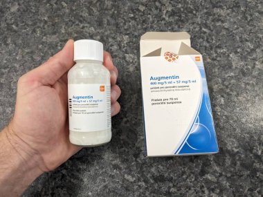 Prag, Çek Cumhuriyeti - 10 Temmuz 2024: AMOXICILLIN ile AUGMENTIN ilaç kutusu ve GLAXOSMITHKLINE tarafından kullanılan CLAVULANIC aktif maddeler.