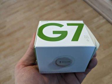 Prag, Çek Cumhuriyeti - 10 Temmuz 2024: Dexcom g7 sensörü. Sudaki kan CGM 'inde sürekli glikoz izleme sensörü. Su sporları ve Diyabet