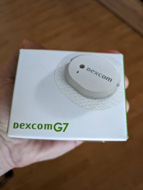 Prag, Çek Cumhuriyeti - 10 Temmuz 2024: Dexcom g7 sensörü. Sudaki kan CGM 'inde sürekli glikoz izleme sensörü. Su sporları ve Diyabet