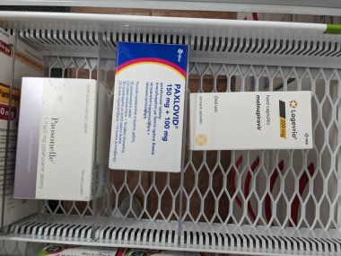 Prag, Çek Cumhuriyeti - 2 Aralık 2023: Nirmatrelvir ve ritonavir kombinasyonu ile aktif madde içeren Paxlovid ilaç kutusu, COVID 19, Pfizer-new special su toplayıcılığına uyum