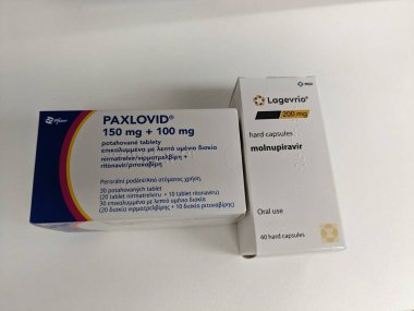 Prag, Çek Cumhuriyeti - 2 Aralık 2023: Nirmatrelvir ve ritonavir kombinasyonu ile aktif madde içeren Paxlovid ilaç kutusu, COVID 19, Pfizer-new special su toplayıcılığına uyum