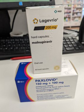 Prag, Çek Cumhuriyeti - 2 Aralık 2023: Nirmatrelvir ve ritonavir kombinasyonu ile aktif madde içeren Paxlovid ilaç kutusu, COVID 19, Pfizer-new special su toplayıcılığına uyum