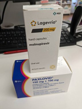 Prag, Çek Cumhuriyeti - 2 Aralık 2023: Nirmatrelvir ve ritonavir kombinasyonu ile aktif madde içeren Paxlovid ilaç kutusu, COVID 19, Pfizer-new special su toplayıcılığına uyum