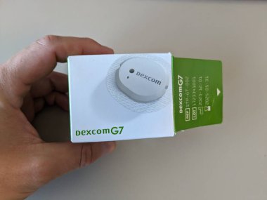 Prag, Çek Cumhuriyeti - 10 Temmuz 2024: Dexcom g7 sensörü. Sudaki kan CGM 'inde sürekli glikoz izleme sensörü. Su sporları ve Diyabet