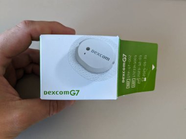 Prag, Çek Cumhuriyeti - 10 Temmuz 2024: Dexcom g7 sensörü. Sudaki kan CGM 'inde sürekli glikoz izleme sensörü. Su sporları ve Diyabet