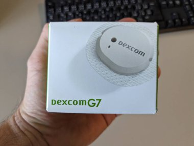 Prag, Çek Cumhuriyeti - 10 Temmuz 2024: Dexcom g7 sensörü. Sudaki kan CGM 'inde sürekli glikoz izleme sensörü. Su sporları ve Diyabet