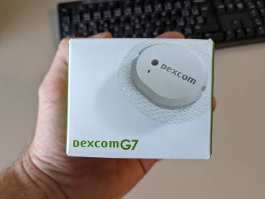 Prag, Çek Cumhuriyeti - 10 Temmuz 2024: Dexcom g7 sensörü. Sudaki kan CGM 'inde sürekli glikoz izleme sensörü. Su sporları ve Diyabet