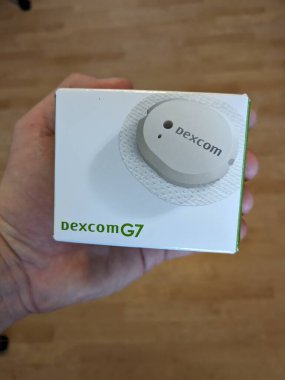 Prag, Çek Cumhuriyeti - 10 Temmuz 2024: Dexcom g7 sensörü. Sudaki kan CGM 'inde sürekli glikoz izleme sensörü. Su sporları ve Diyabet
