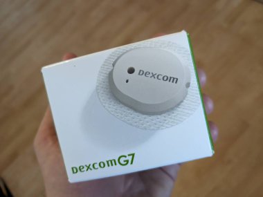 Prag, Çek Cumhuriyeti - 10 Temmuz 2024: Dexcom g7 sensörü. Sudaki kan CGM 'inde sürekli glikoz izleme sensörü. Su sporları ve Diyabet