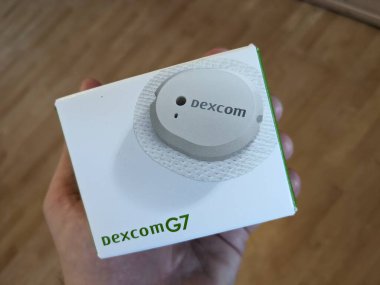 Prag, Çek Cumhuriyeti - 10 Temmuz 2024: Dexcom g7 sensörü. Sudaki kan CGM 'inde sürekli glikoz izleme sensörü. Su sporları ve Diyabet