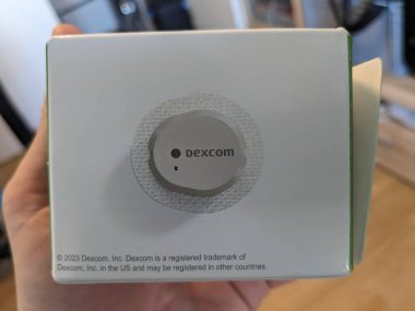 Prag, Çek Cumhuriyeti - 10 Temmuz 2024: Dexcom g7 sensörü. Sudaki kan CGM 'inde sürekli glikoz izleme sensörü. Su sporları ve Diyabet