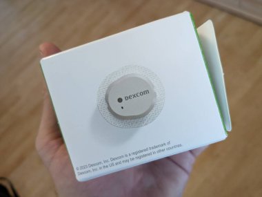 Prag, Çek Cumhuriyeti - 10 Temmuz 2024: Dexcom g7 sensörü. Sudaki kan CGM 'inde sürekli glikoz izleme sensörü. Su sporları ve Diyabet