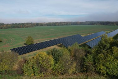 Modern güneş enerjisi santrali, fotovoltaik paneller yeşil enerji üretimi, yeni enerji santrali, Avrupa enerji krizi 2022, yeşil anlaşma, Çek Cumhuriyeti, Avrupa Birliği, sisli buluttan havadan panorama