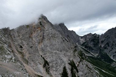 Slovenya 'daki Logarska Dolina' nın nefes kesen Alp Vadisi, yemyeşil yemyeşil manzarası ve Kamnik-Savinja Alpleri 'nin dingin güzelliği sergileniyor.