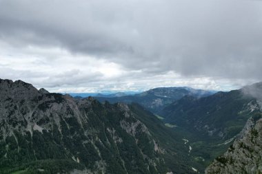 Slovenya 'daki Logarska Dolina' nın nefes kesen Alp Vadisi, yemyeşil yemyeşil manzarası ve Kamnik-Savinja Alpleri 'nin dingin güzelliği sergileniyor.