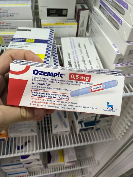 Prag, Çek Cumhuriyeti - 22 Haziran 2024: Ozempic Box. Ozempik ilacın Çek versiyonu. Çek Cumhuriyeti 'nde diyabet tedavisi. Bir paket semaglutid. Diyabet ilacı. Bazen kilo vermek için kullanılıyor.