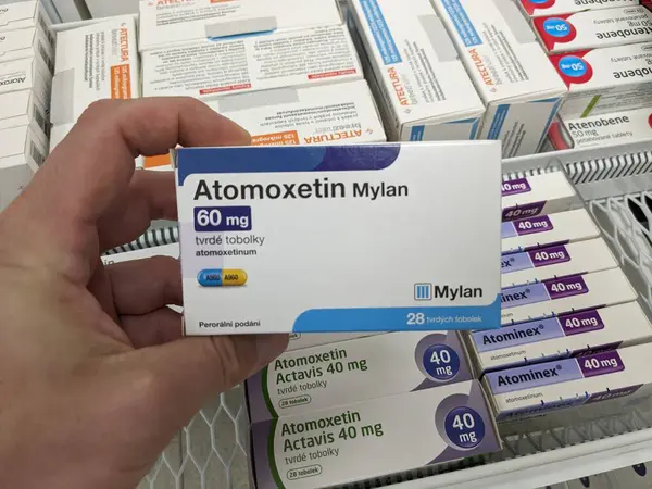Prag, Çek Cumhuriyeti - 10 Temmuz 2024: ATOMOXETIN MYLAN MYLAN tarafından kullanılan ATOMOXETINE aktif maddeyle dolu ilaç kutusu.