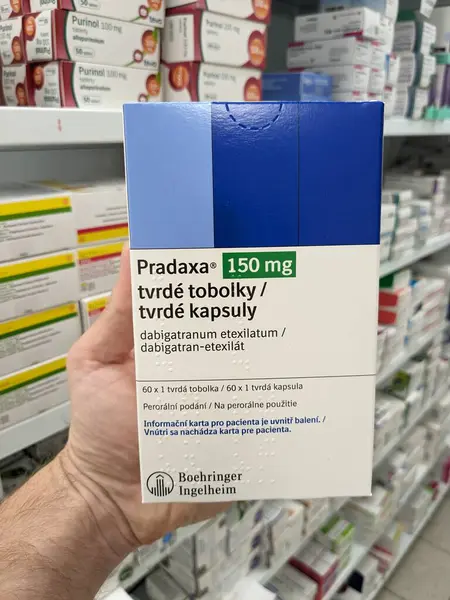 Prag, Çek Cumhuriyeti - 10 Temmuz 2024: Boehringer Ingelheim tarafından inme önleme, derin ven trombozu, akciğer embolisi tedavisinde kullanılan dabigatran içeren Pradaxa kutu dolusu ilaç.