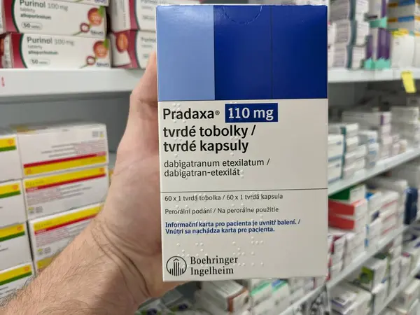 Prag, Çek Cumhuriyeti - 10 Temmuz 2024: Boehringer Ingelheim tarafından inme önleme, derin ven trombozu, akciğer embolisi tedavisinde kullanılan dabigatran içeren Pradaxa kutu dolusu ilaç.