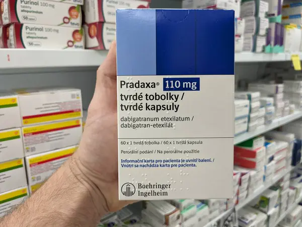 Prag, Çek Cumhuriyeti - 10 Temmuz 2024: Boehringer Ingelheim tarafından inme önleme, derin ven trombozu, akciğer embolisi tedavisinde kullanılan dabigatran içeren Pradaxa kutu dolusu ilaç.