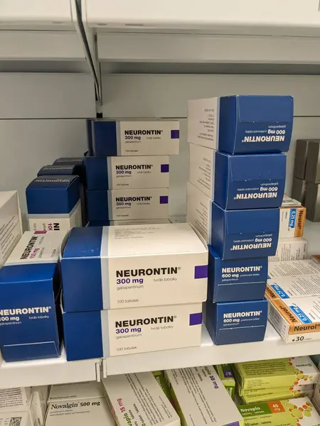 Prag, Çek Cumhuriyeti - 10 Temmuz 2024: PFIZER tarafından kullanılan GABAPENTIN aktif maddeyle birlikte NEURONTIN ilaç kutusu, nöropatik ağrı ve epilepsi tedavisinde kullanılır.