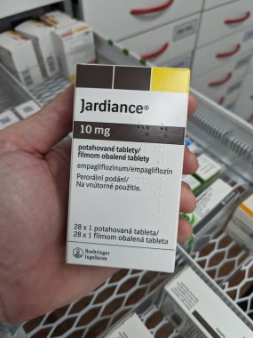 Prag, Çek Cumhuriyeti - 6 Ağustos 2024: BOEHRINGER INGELHEIM tarafından kullanılan EMPAGLIFLOZIN aktif maddesiyle JARDIANCE tabletleri.