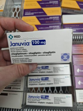 Prag, Çek Cumhuriyeti-7 Ağustos 2024: Tip 2 diyabet tedavisinde kullanılan MERCK tarafından SITAGLIPTIN aktif maddeyle birlikte JANUVIA ilaç kutusu
