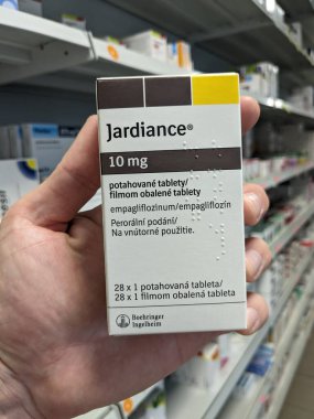 Prag, Çek Cumhuriyeti - 6 Ağustos 2024: BOEHRINGER INGELHEIM tarafından kullanılan EMPAGLIFLOZIN aktif maddesiyle JARDIANCE tabletleri.